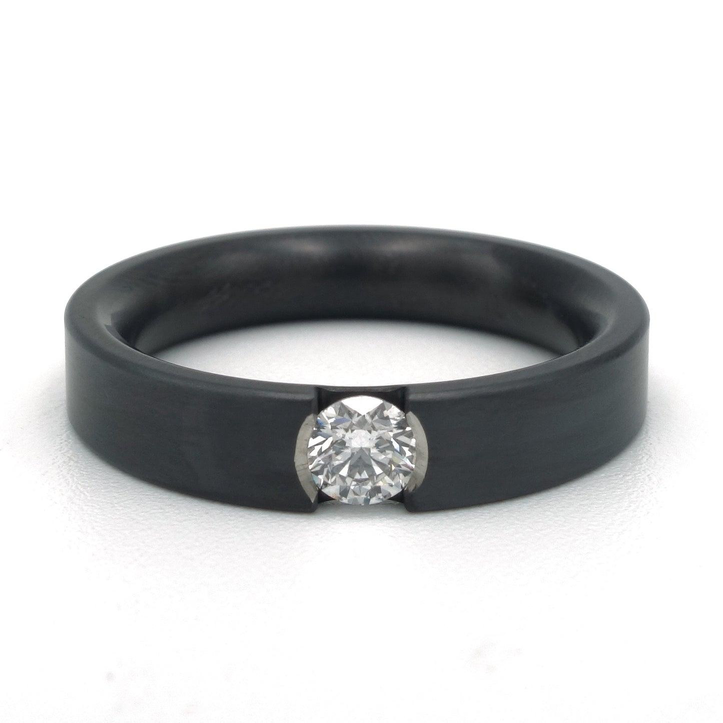Noir trouwringen van zwart zirkonium, 6 mm breed, waarvan één ring met een diamant van 0.05 ct.