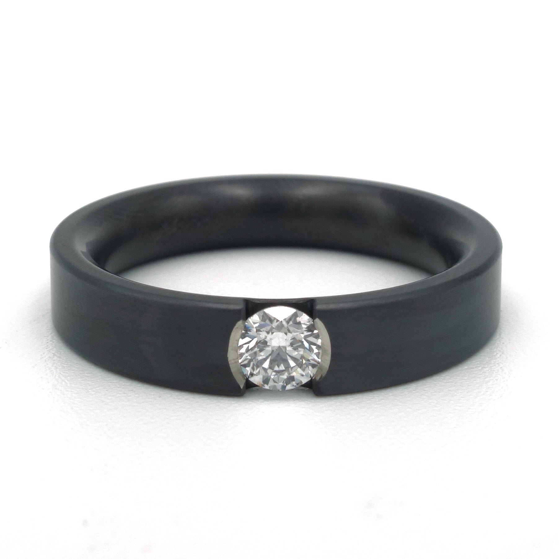 Noir trouwringen van zwart zirkonium, 6 mm breed, waarvan één ring met een diamant van 0.05 ct.