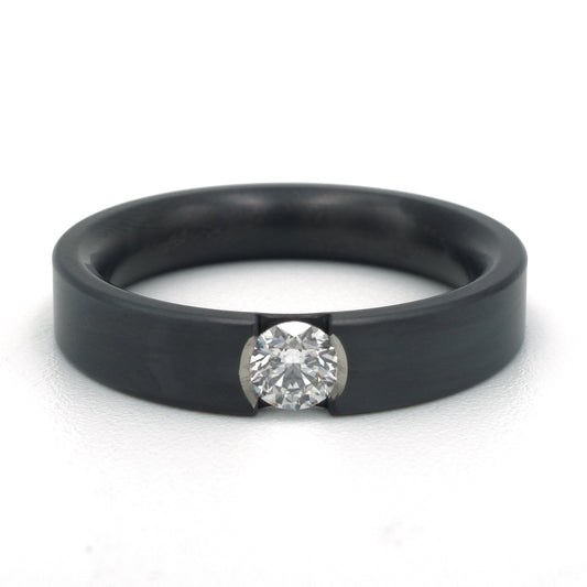 Noir trouwringen van zwart zirkonium, 6 mm breed, waarvan één ring met een diamant van 0.05 ct.