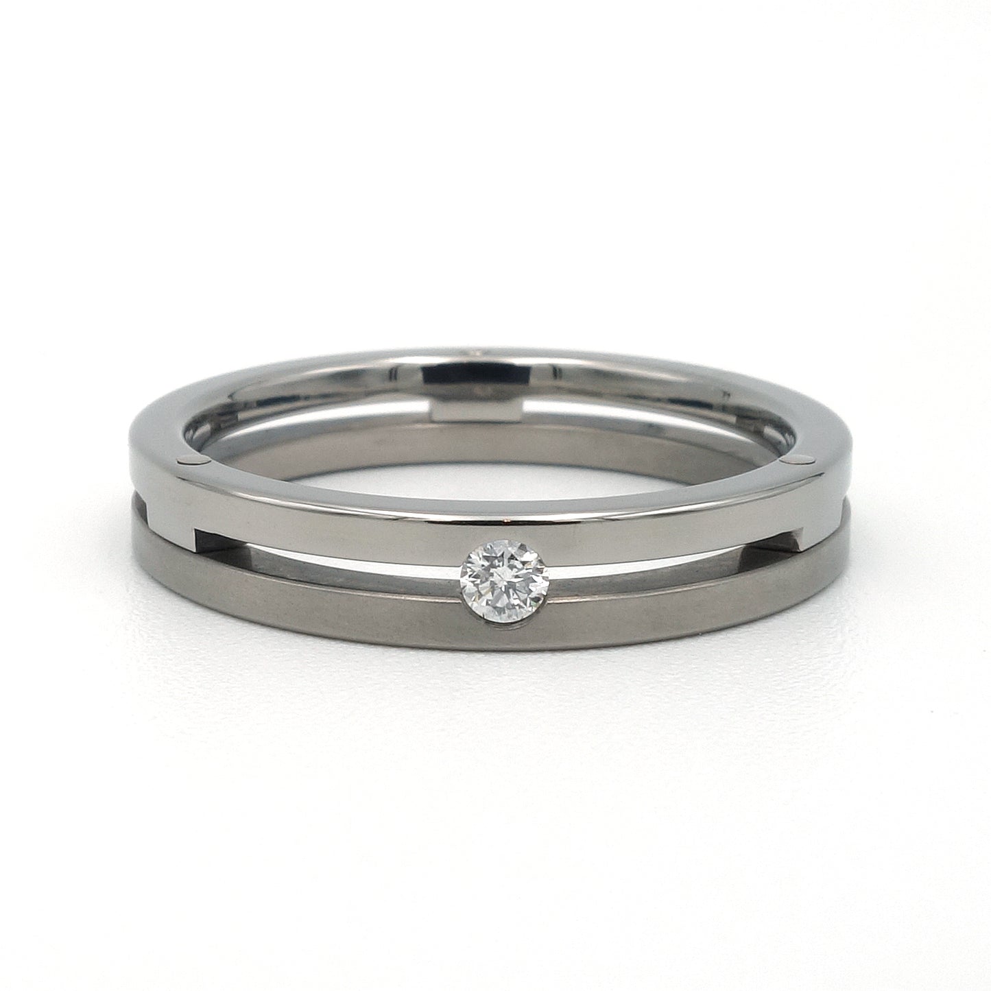 Palatto-ring van titanium Grade 5 met diamant – minimalistisch design met verfijnd fonkelend accent in hoogwaardig titanium.

