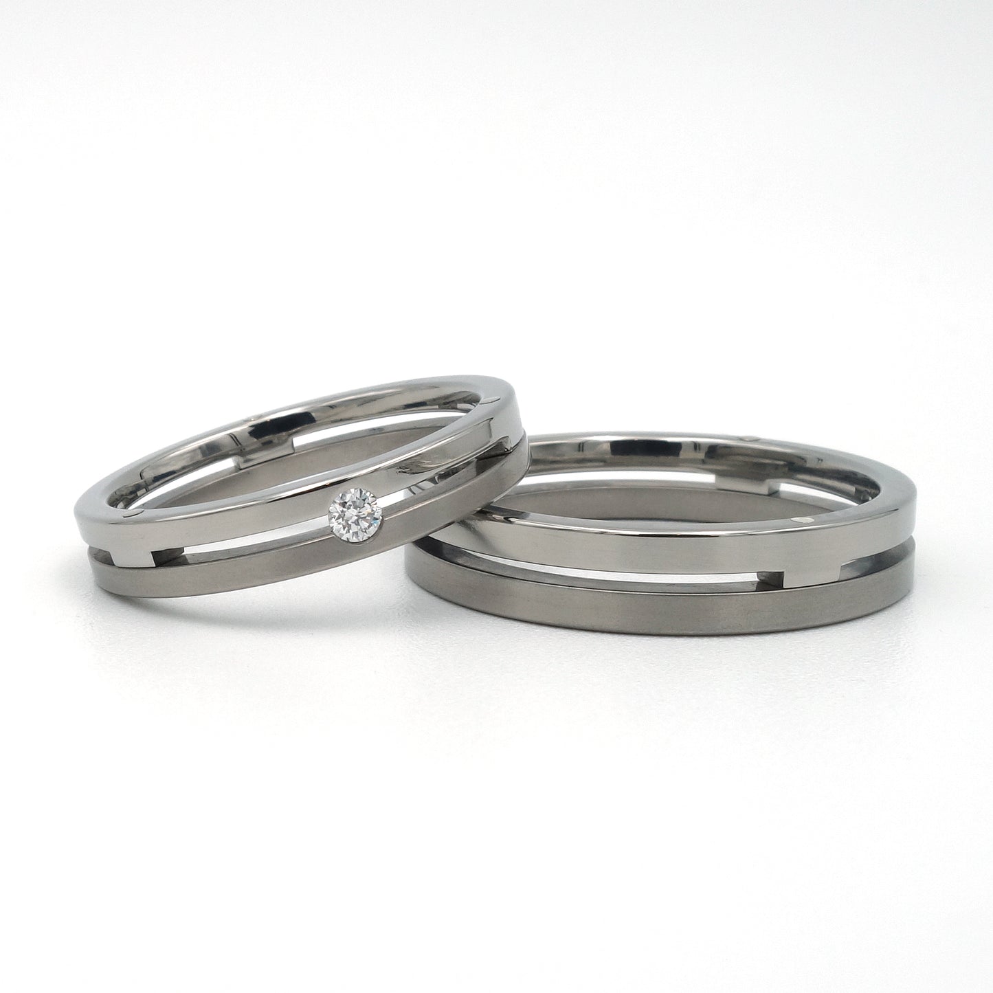 Palatto ringenset van titanium Grade 5 – strakke, moderne set met subtiele diamant in de damesring en duurzame afwerking.

