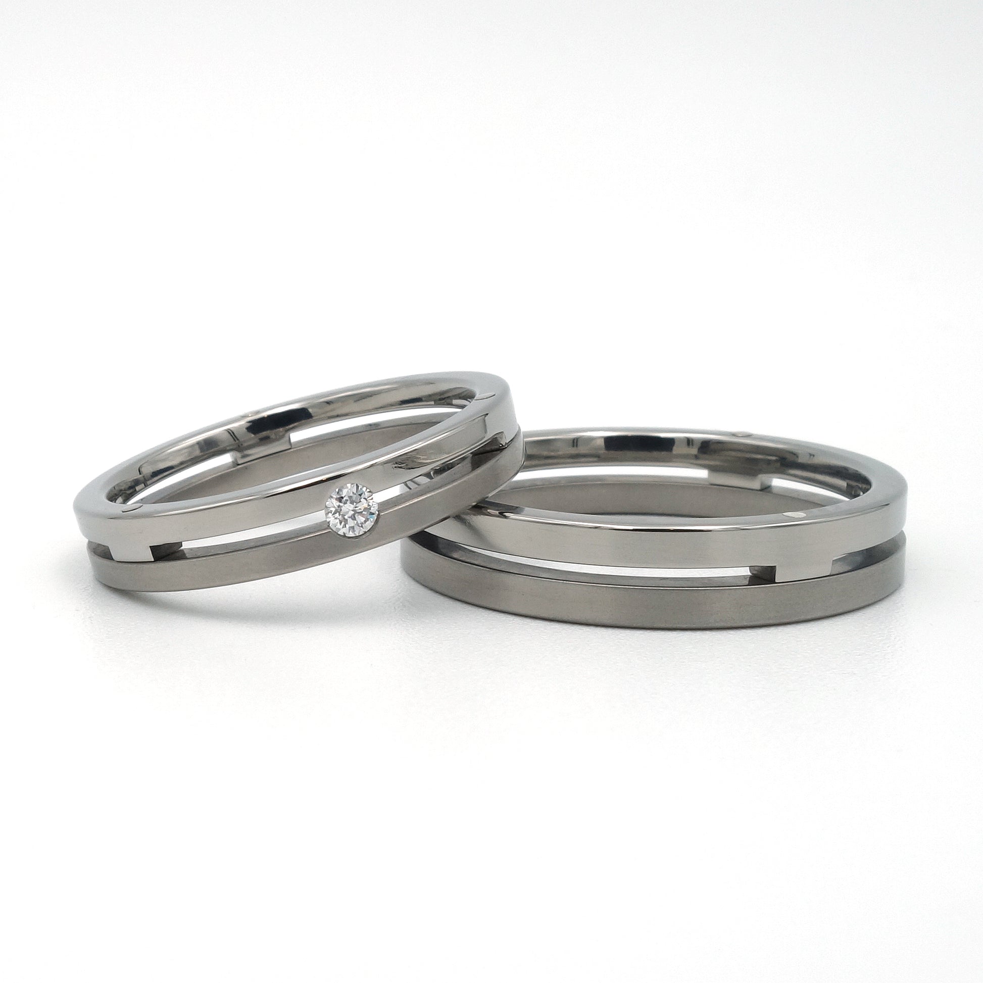 Palatto ringenset van titanium Grade 5 – strakke, moderne set met subtiele diamant in de damesring en duurzame afwerking.

