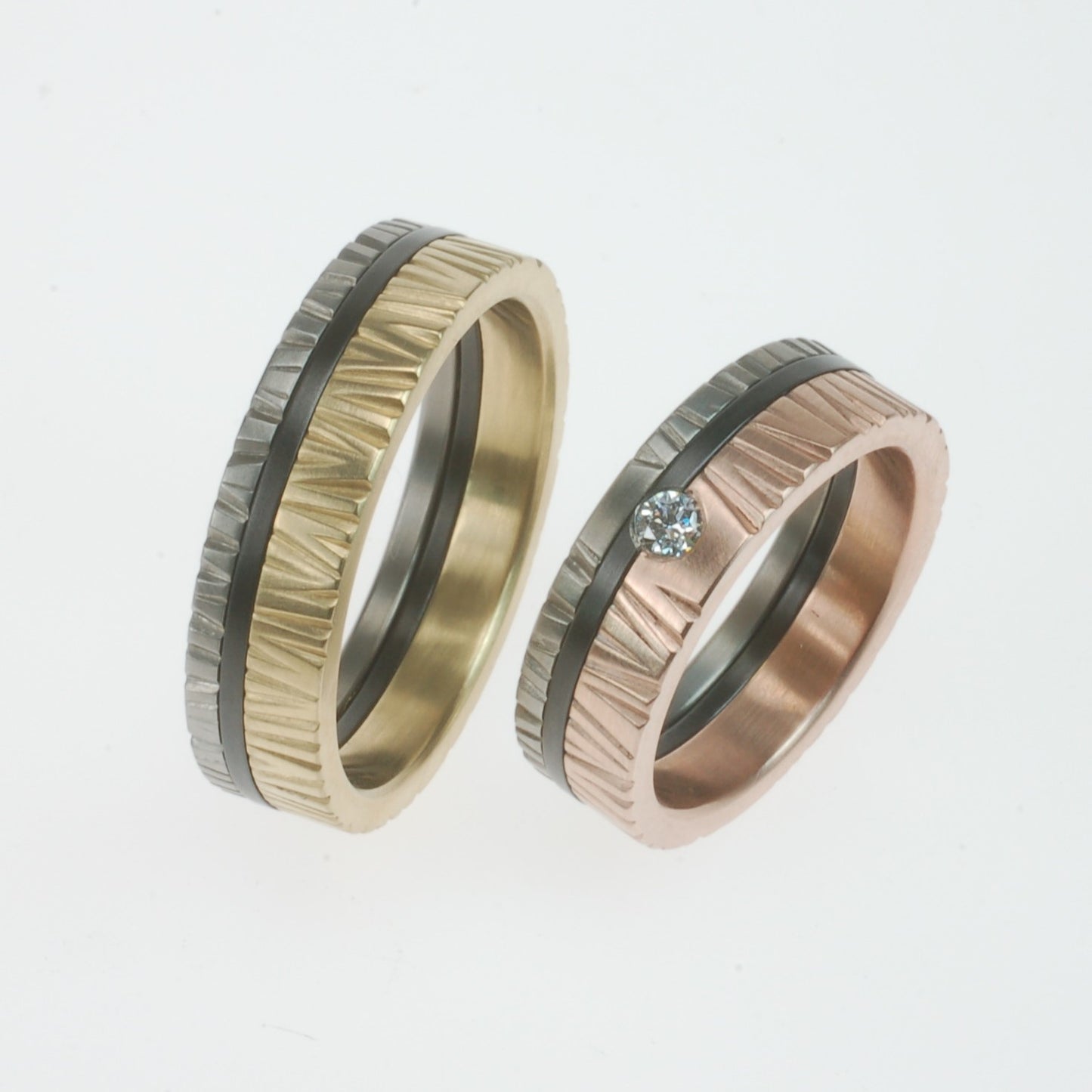 Set trouwringen in titanium, zwart zirkonium en geel- of roodgoud met structuur, damesring met diamant