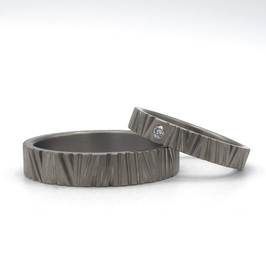 Titanium ringen met Pepe structuur, herenring 4 mm en damesring 3 mm met diamant van 0.02 ct.
