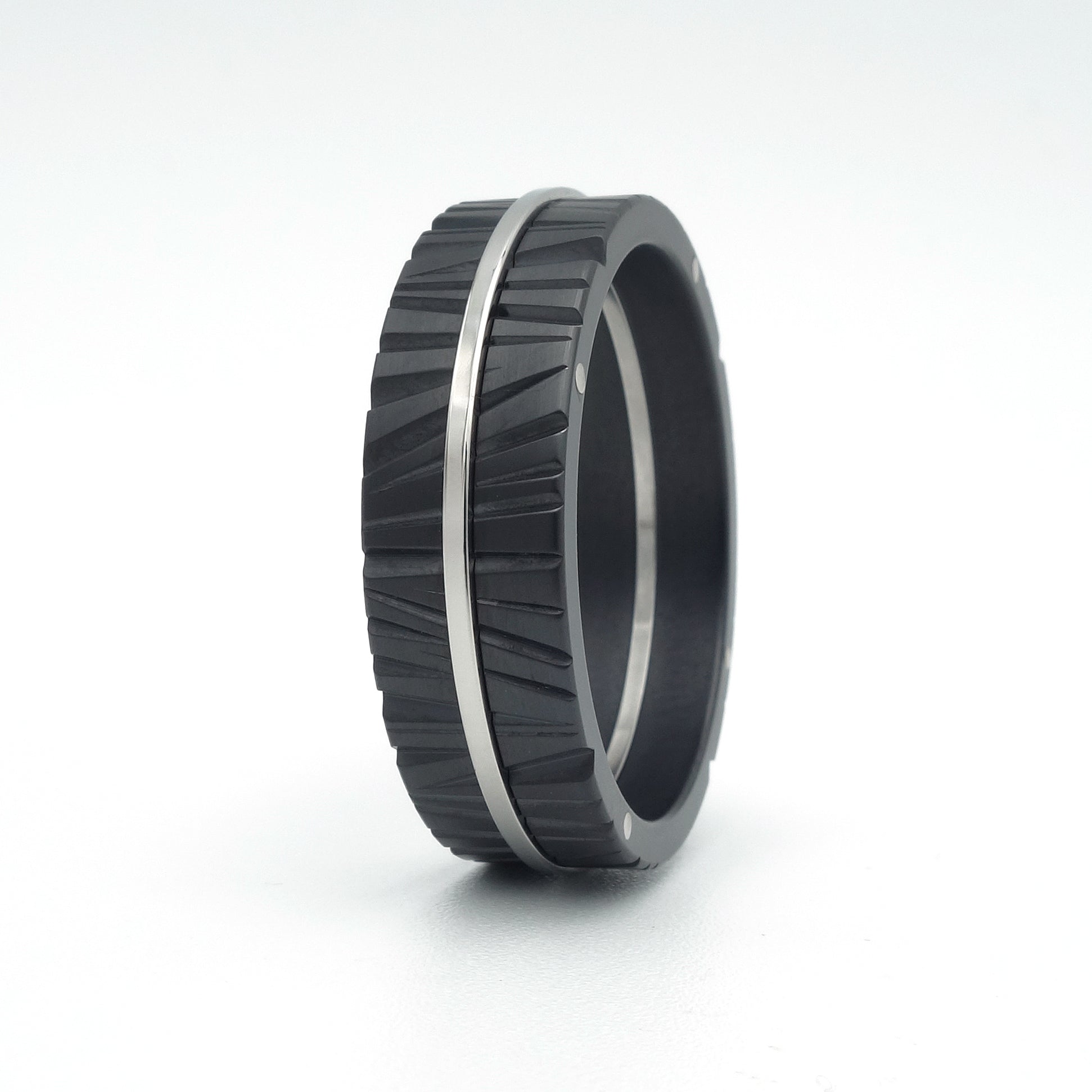 Moderne Pepe ring van zwart zirkonium en edelstaal met gefreesd, radiaal patroon