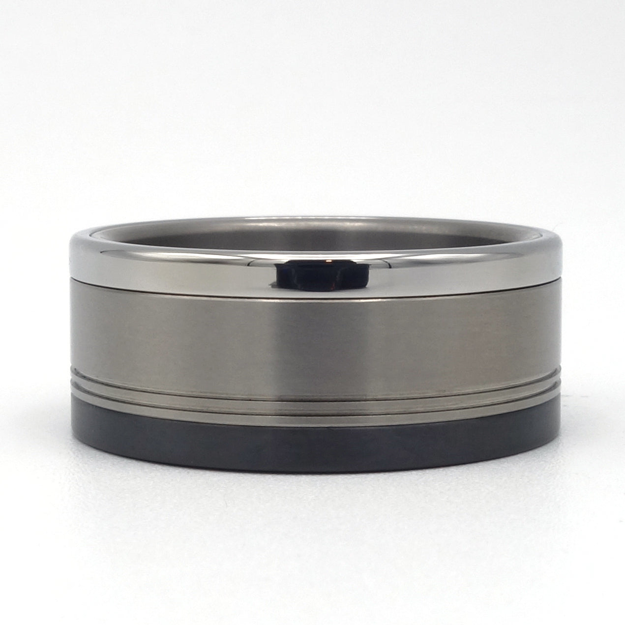 Prado ring met titanium middendeel, zirkonium zijring en edelstalen zijring.