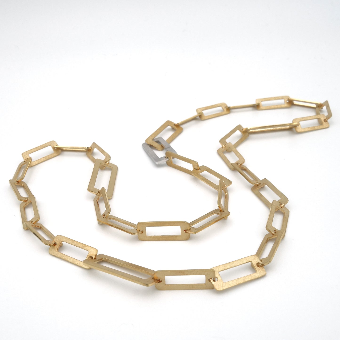 Quatro collier met rechthoekige open schakels in 18 karaat geelgoud en witgoud van 45 cm