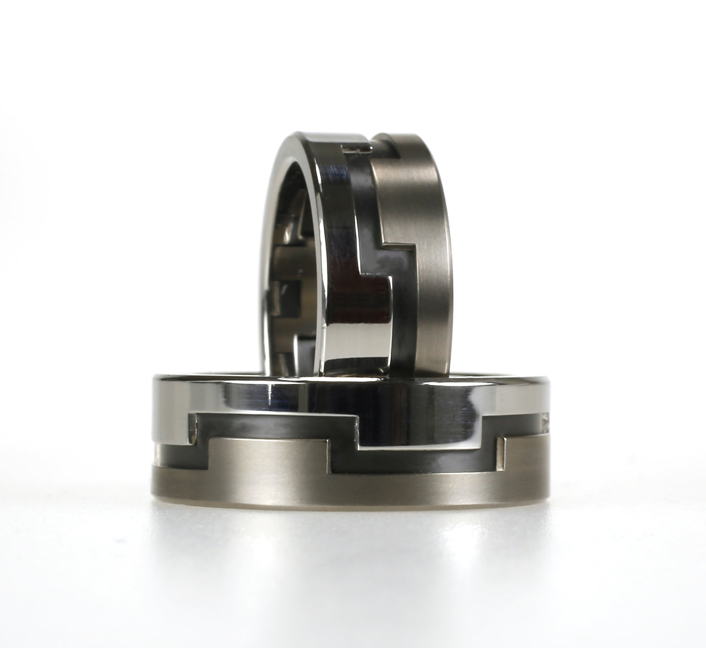 Ring met geometrisch patroon in titanium, zirkonium en gepolijst edelstaal, breedte 8 mm