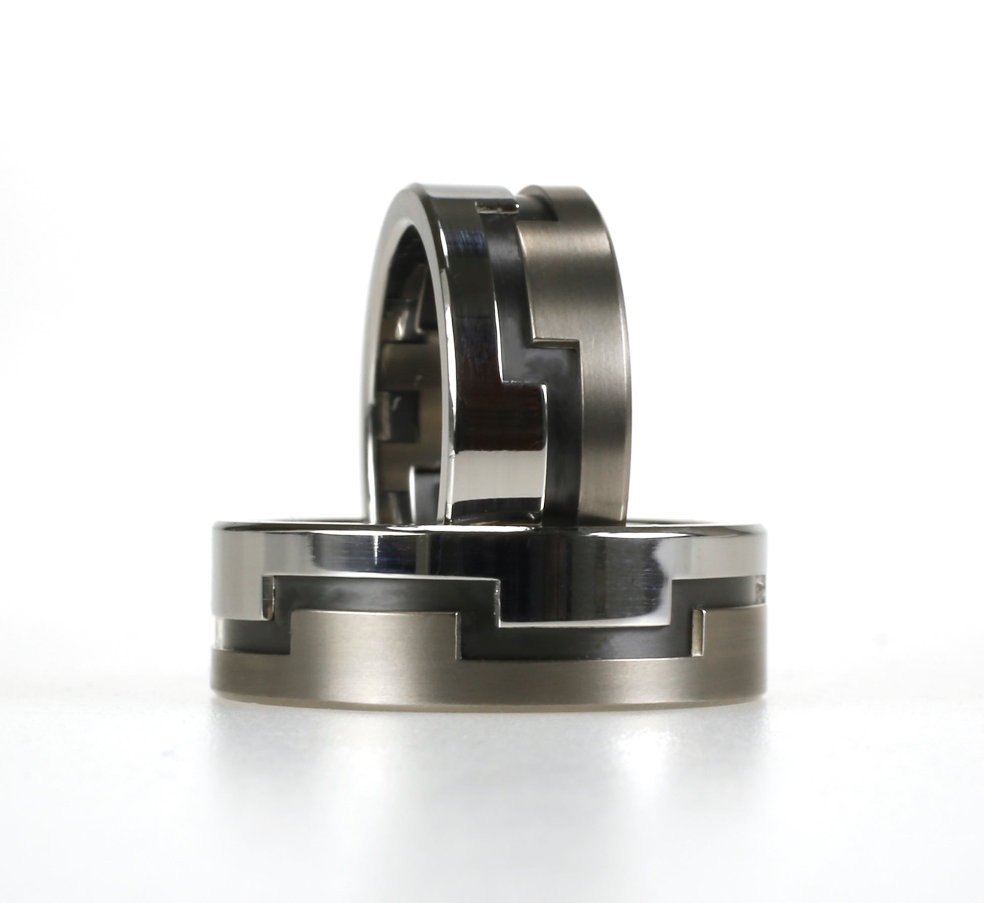 Ring met geometrisch patroon in titanium, zirkonium en gepolijst edelstaal, breedte 8 mm