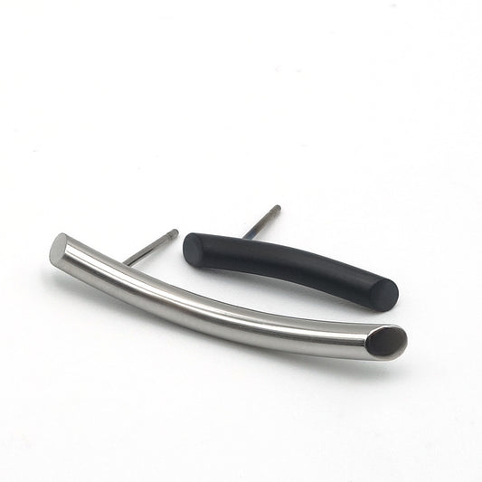 Twee verschillende oorbellen van licht gebogen metalen staafjes. De ene is lang en van glanzen edelstaal, de andere is kort en van mat zwart zirkonium