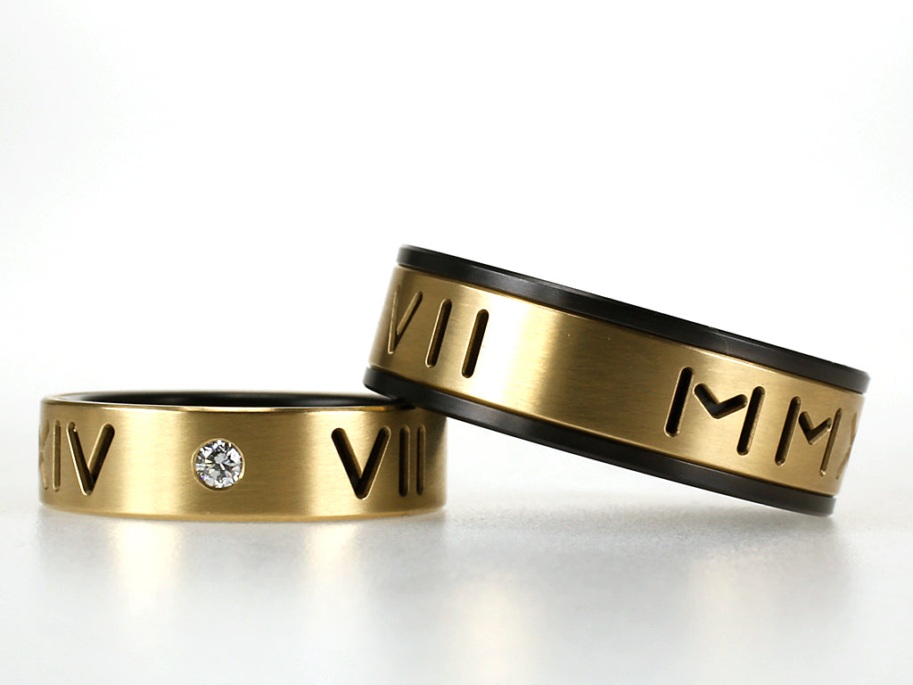 Trouwringen van geelgoud en zwart zirkonium met Romeinse cijfers en diamant, gepersonaliseerd ontwerp