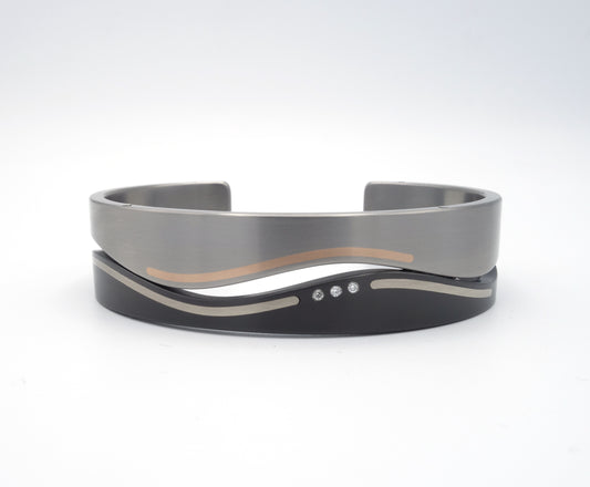 Armband Nauta van titanium en zirkonium met roodgouden en witgouden inleg en drie diamanten.