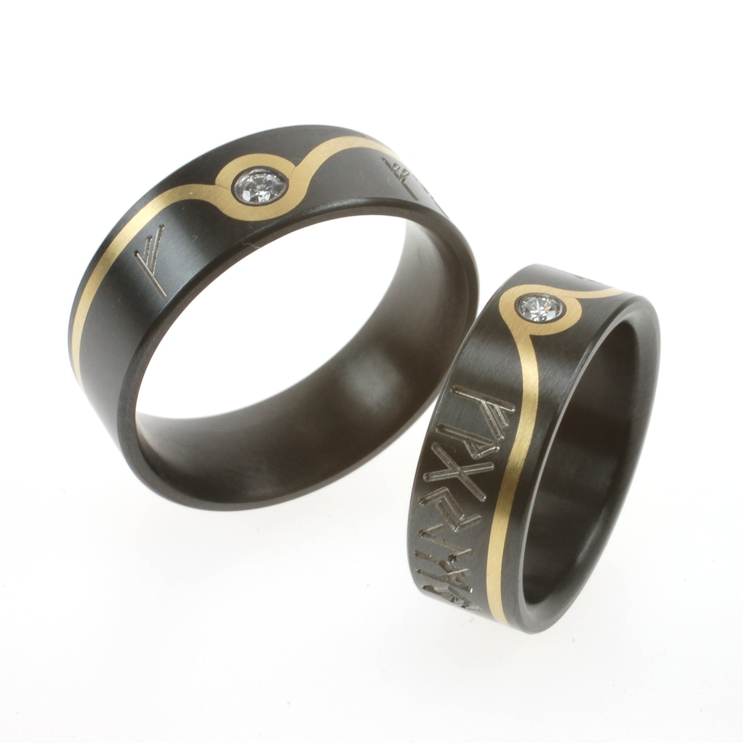 Zwarte zirkoniumringen met geelgouden inleg, gegraveerde runes en diamant