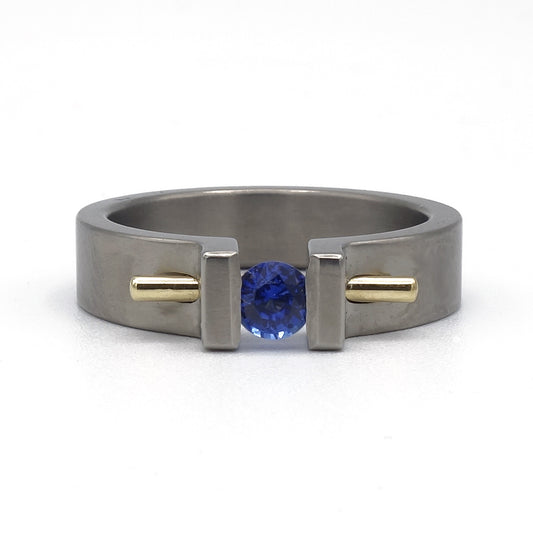 Moonrise ring van titanium met saffier en 18kr geelgouden pen.