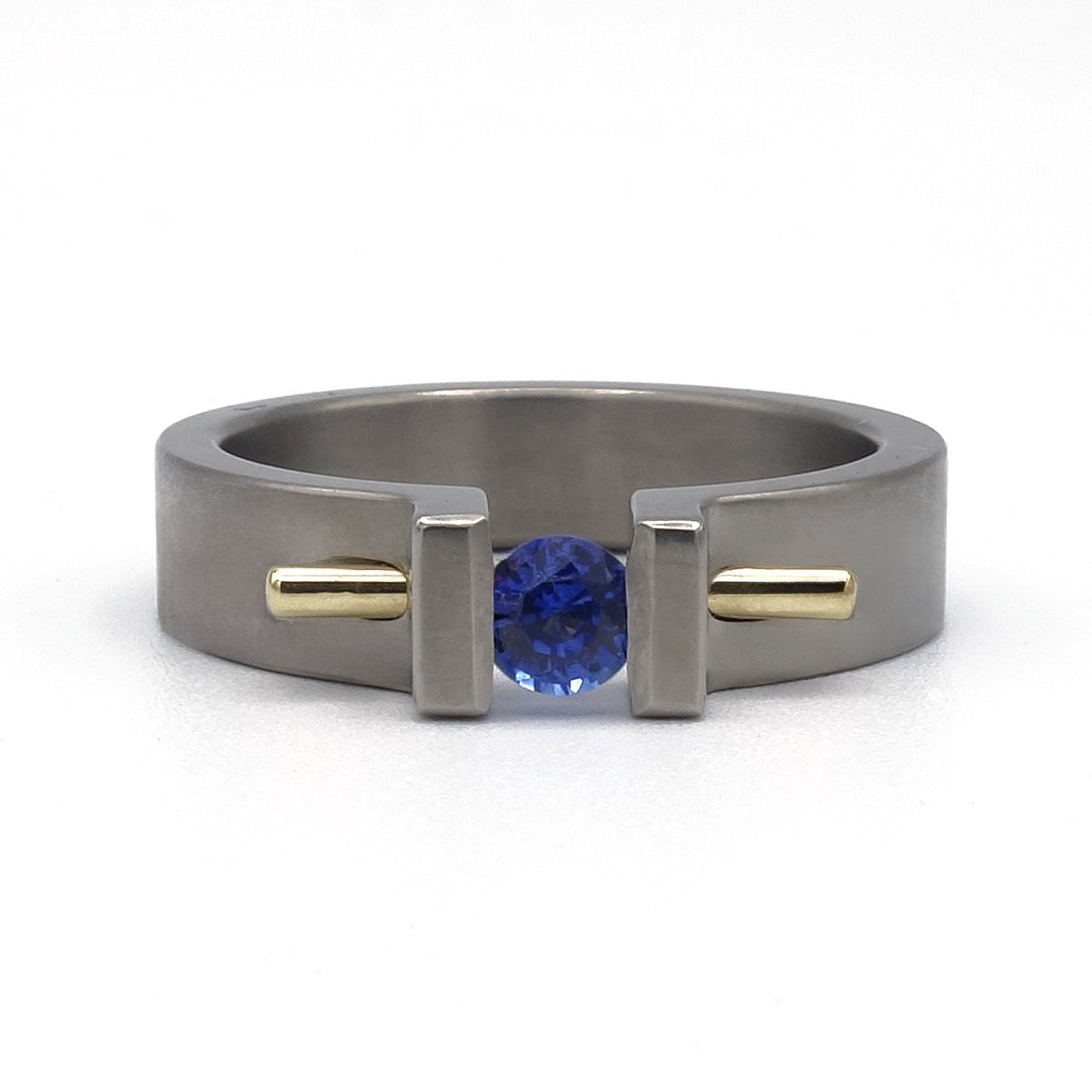 Moonrise ring van titanium met saffier en 18kr geelgouden pen.