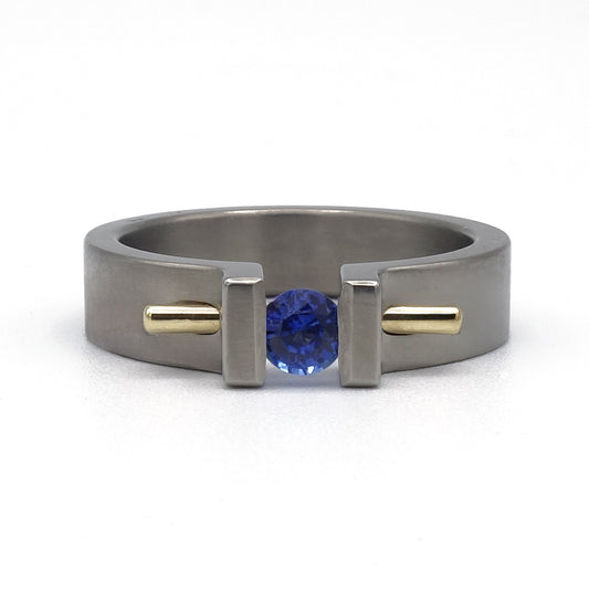 Moonrise ring van titanium met saffier en 18kr geelgouden pen.