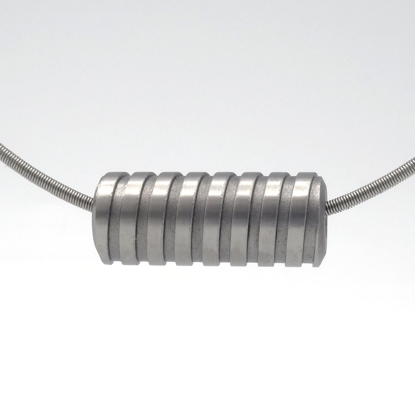 Titanium Schroef hanger met horizontale lijnen aan spang collier