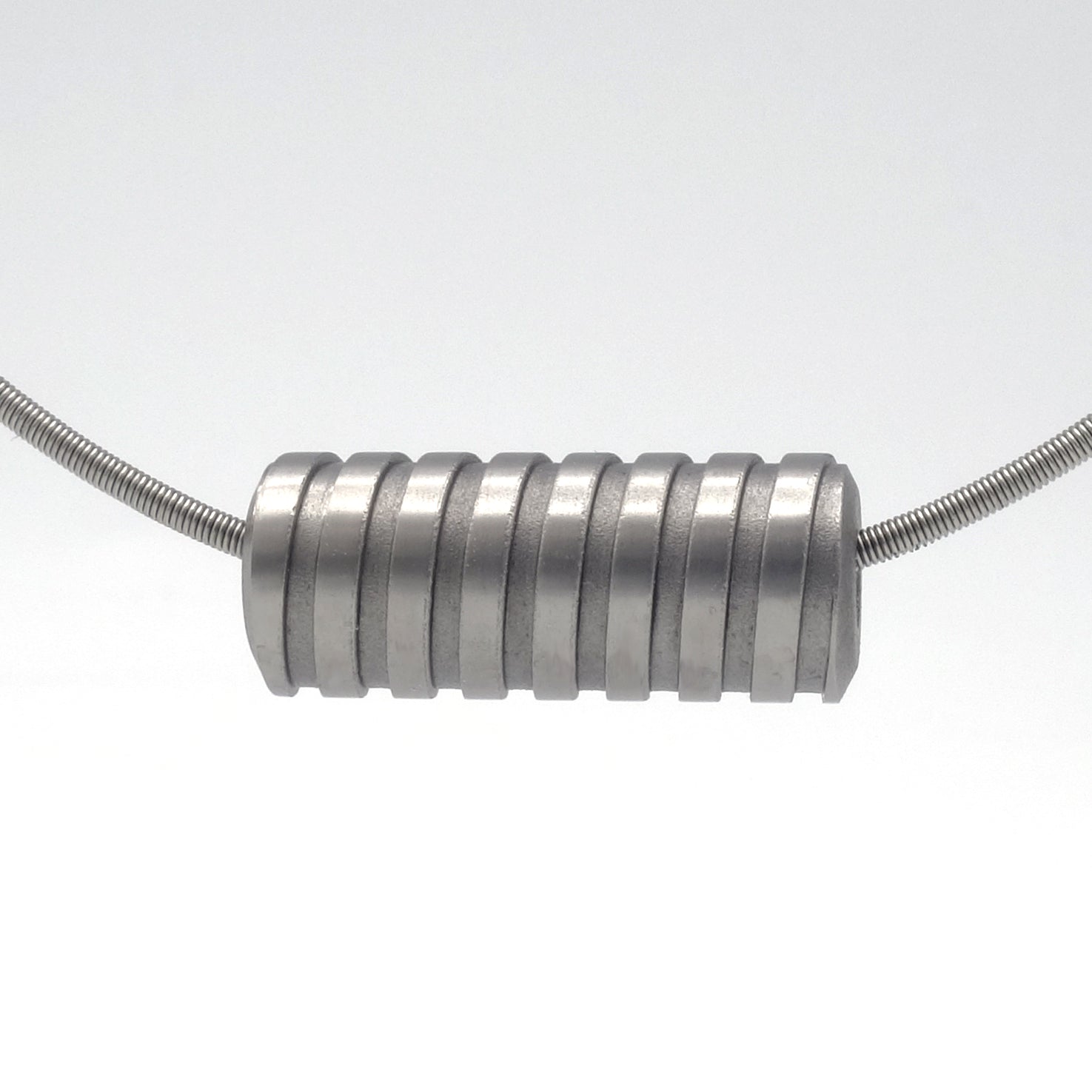 Titanium Schroef hanger met horizontale lijnen aan spang collier