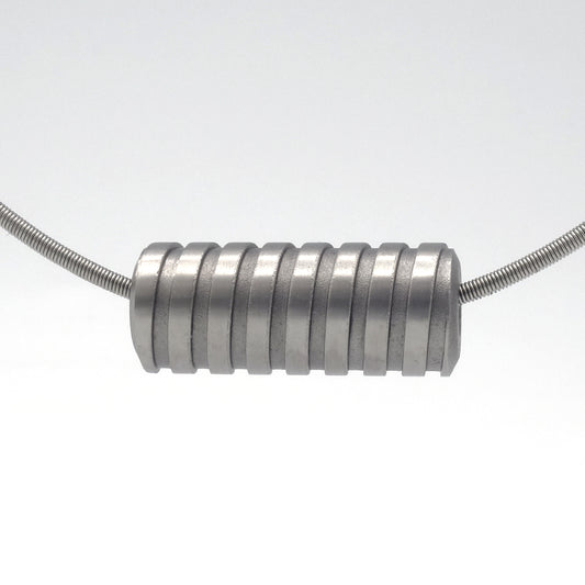 Titanium Schroef hanger met horizontale lijnen aan spang collier