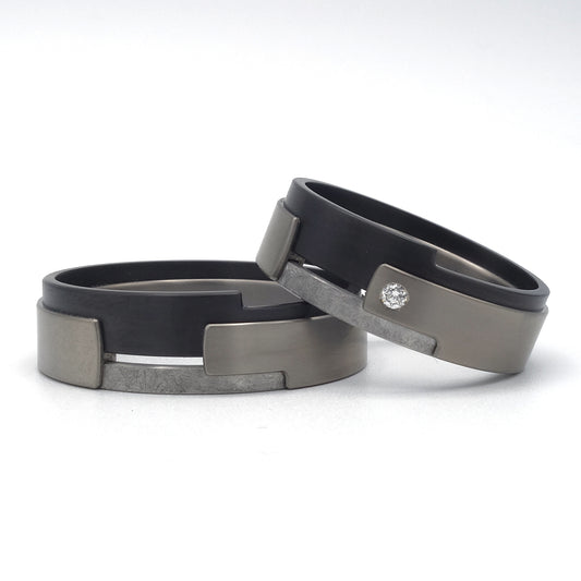 Aquila set in titanium, zirkonium en edelstaal – damesring met diamant en grof geschuurde ring met robuust karakter.

