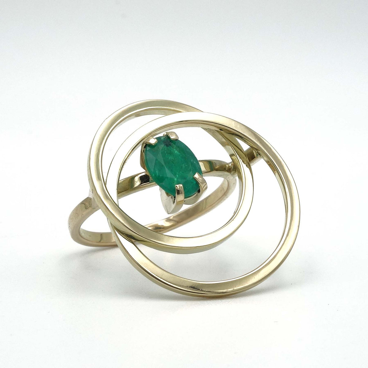 grote geelgouden ring met grote cirkelvormen en smaragd