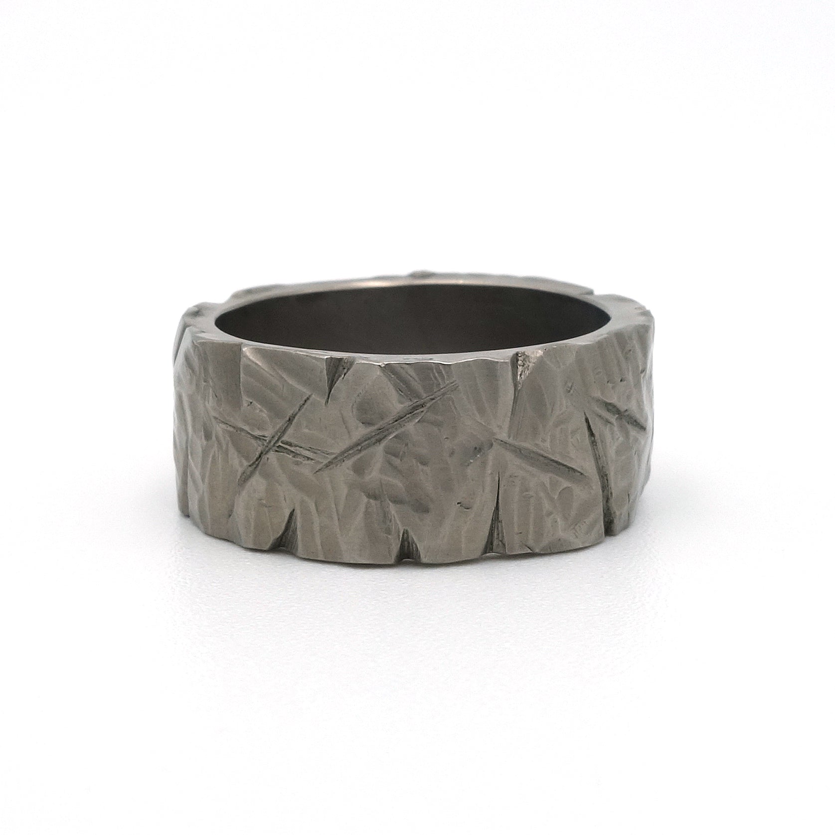 Smashed ring van titanium met grof geslagen patroon, 8,5 mm breed.