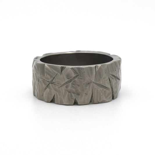 Smashed ring van titanium met grof geslagen patroon, 8,5 mm breed.