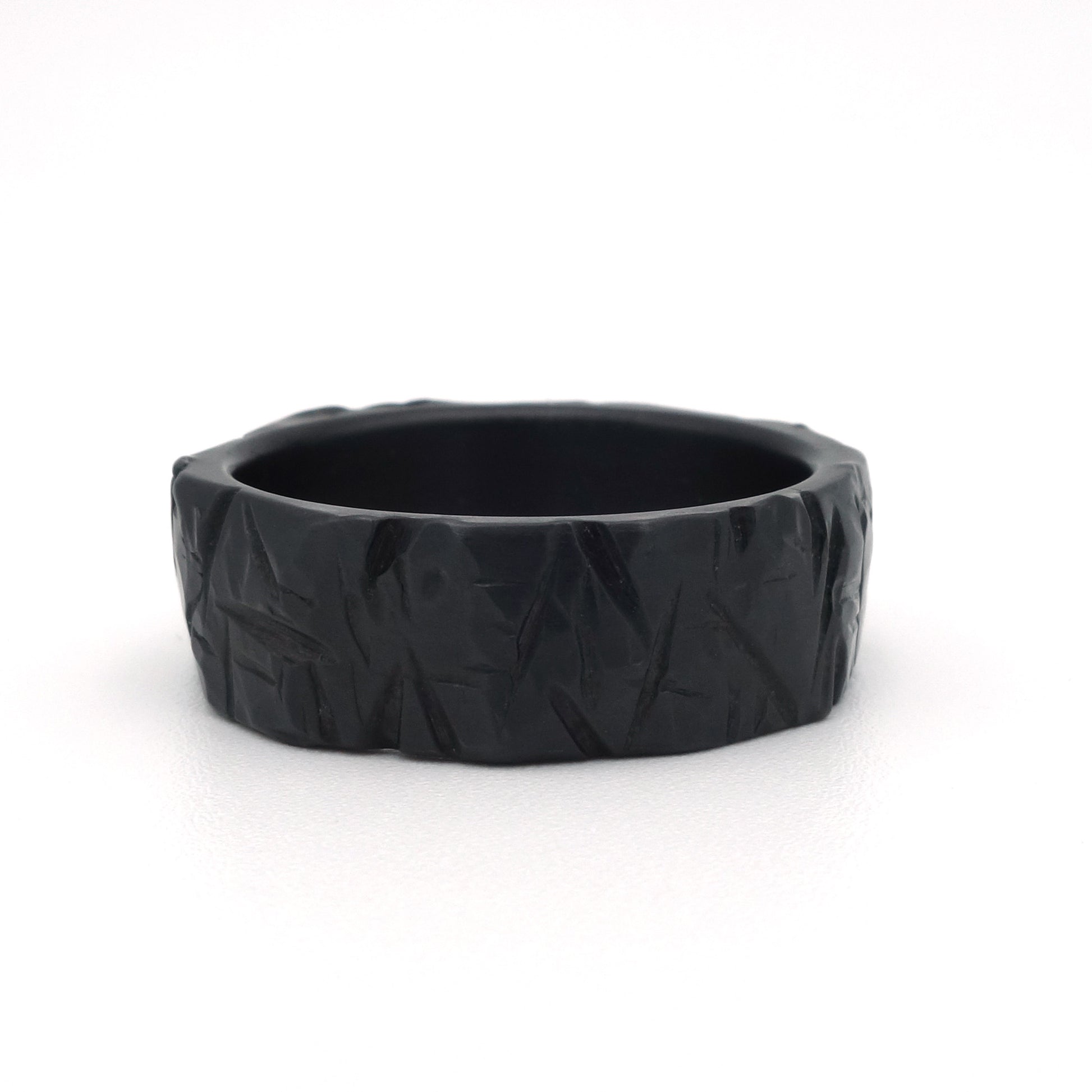Smashed ring in zwart zirkonium met grof geslagen patroon, 8,5 mm breed.