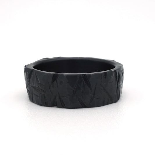 Smashed ring in zwart zirkonium met grof geslagen patroon, 8,5 mm breed.