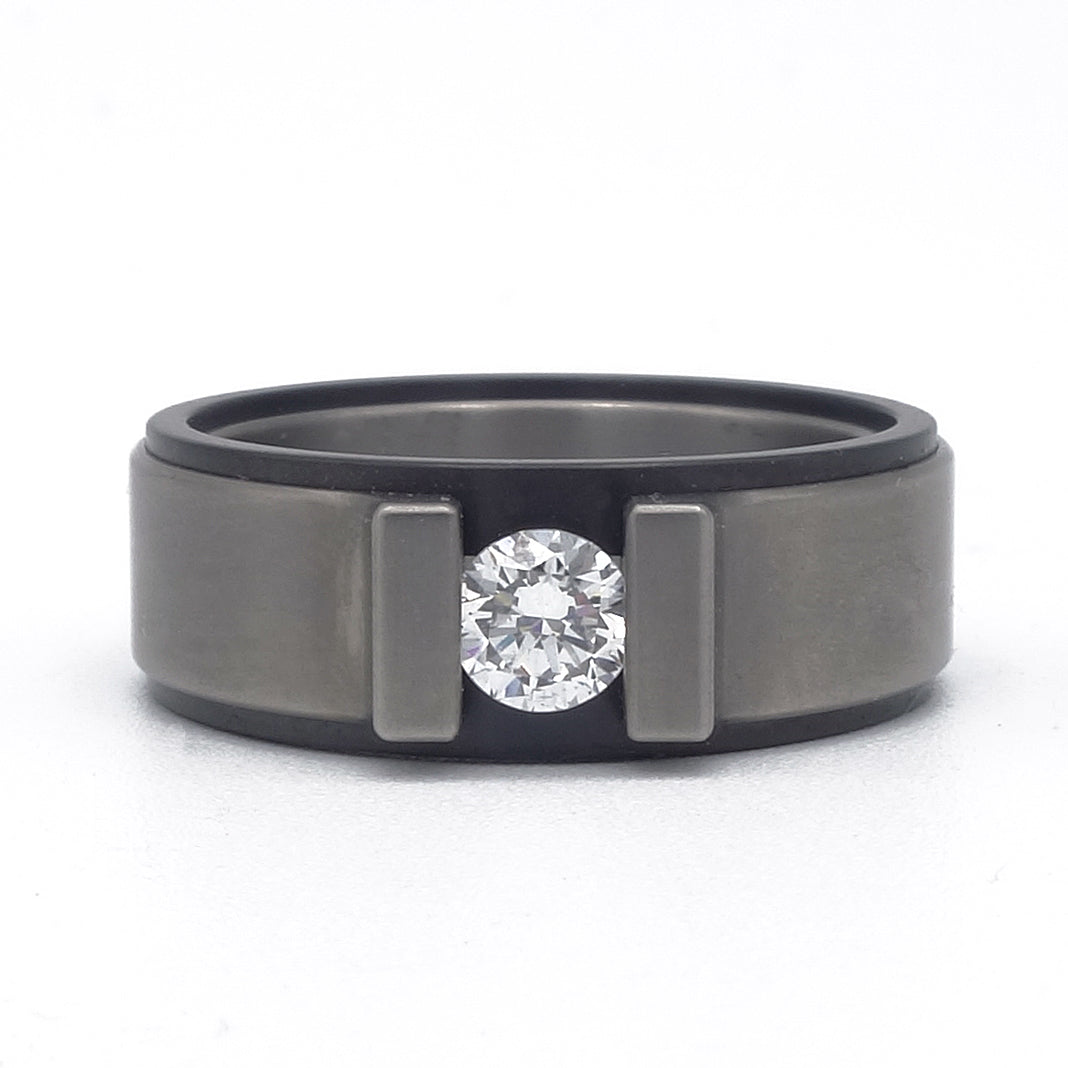 Solitaire Modern ring van titanium met uitgestoken zwarte zirkonium insteekringen en diamant van 0,25 ct.