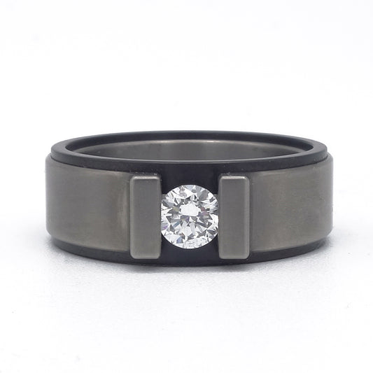 Solitaire Modern ring van titanium met uitgestoken zwarte zirkonium insteekringen en diamant van 0,25 ct.