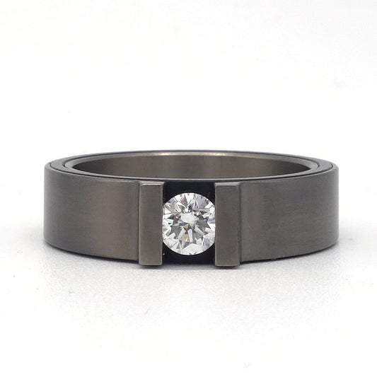 Solitaire Modern ring van titanium met zirkonium en een diamant van 0,25 ct.