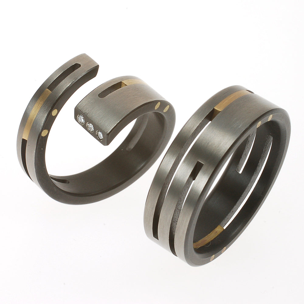 Ringenset van zirkonium en geelgoud – damesring met drie diamanten en bijpassende herenring in strak, eigentijds design.

