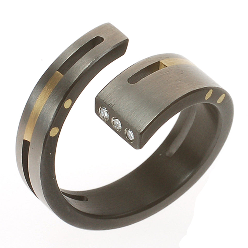 Losse damesring van zirkonium en geelgoud met drie diamanten – elegant contrast in een modern ontwerp.

