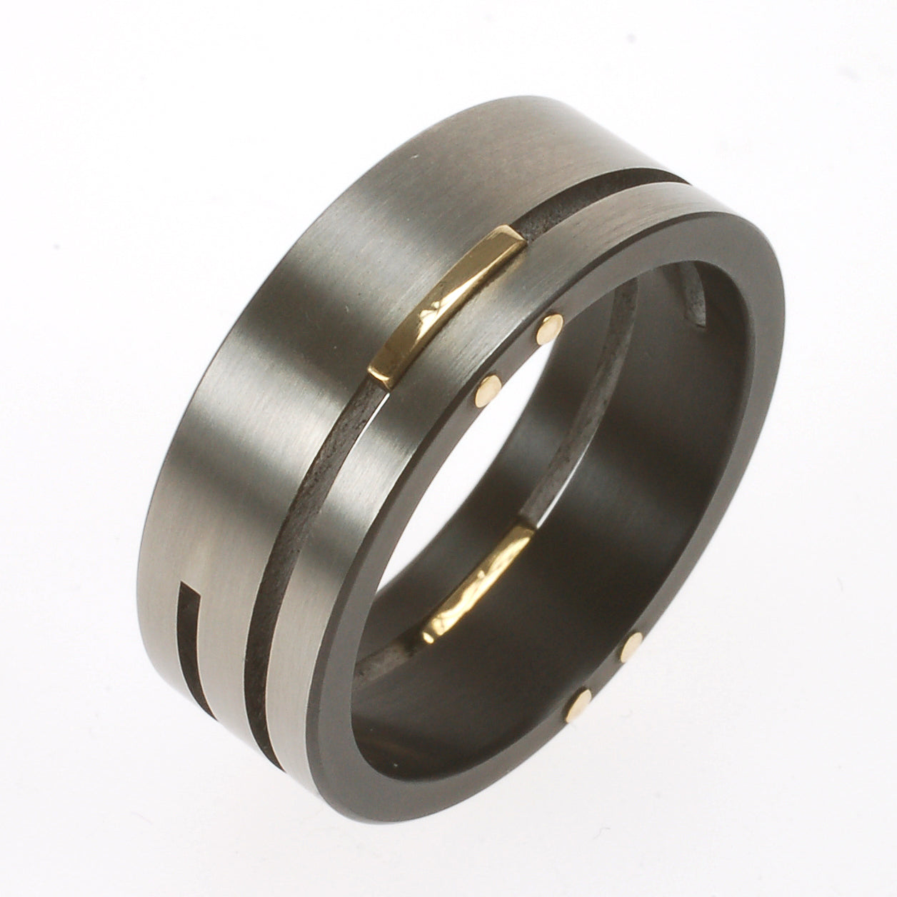 Split-Level ring van zirkonium en geelgoud – modern contrast tussen zwart metaal en warm edelmetaal in gelaagd design.

