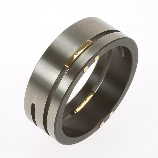 Split-Level ring van zirkonium en geelgoud – modern contrast tussen zwart metaal en warm edelmetaal in gelaagd design.

