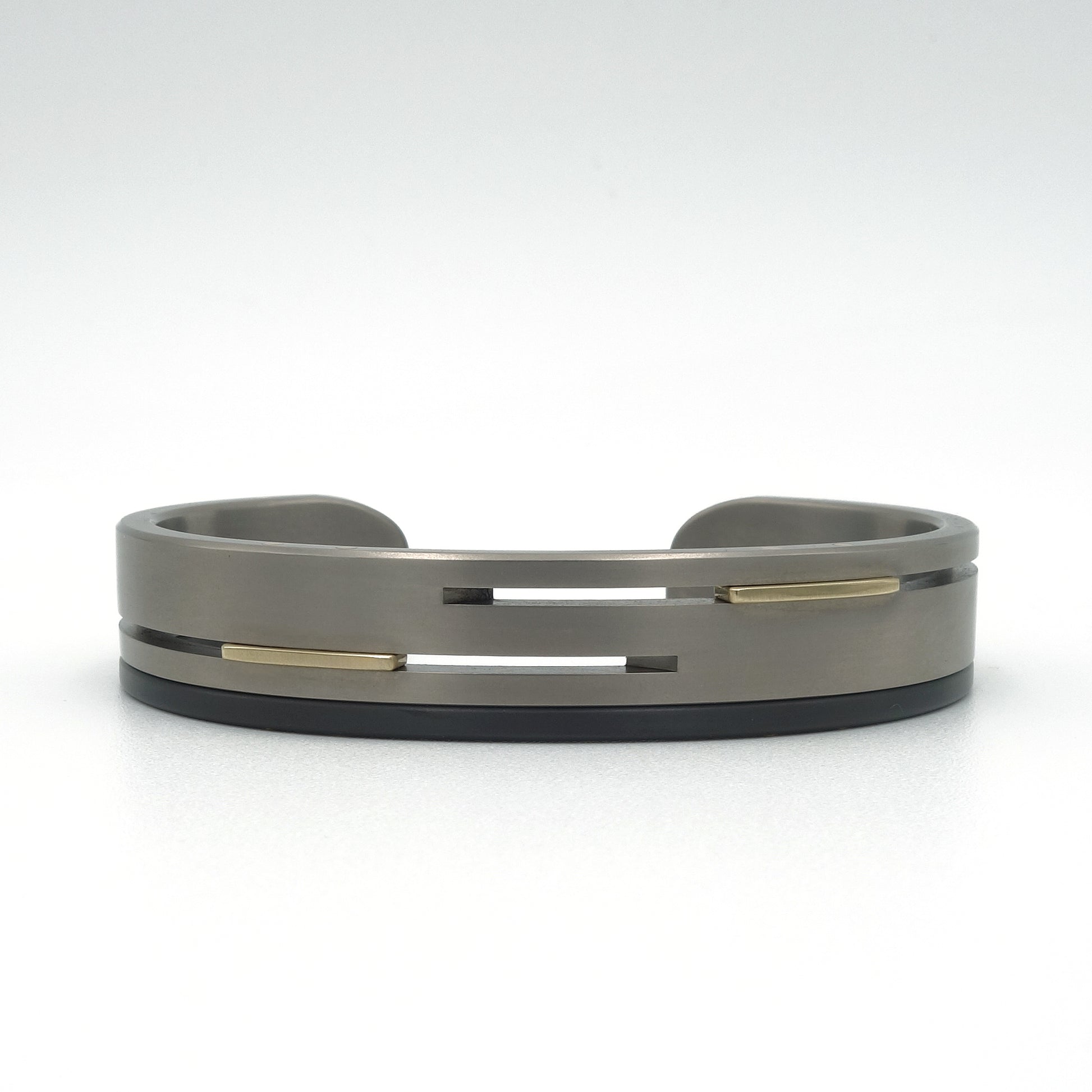 Split level armband in titanium en zirkonium met goud en ruimte voor herinneringsgravure