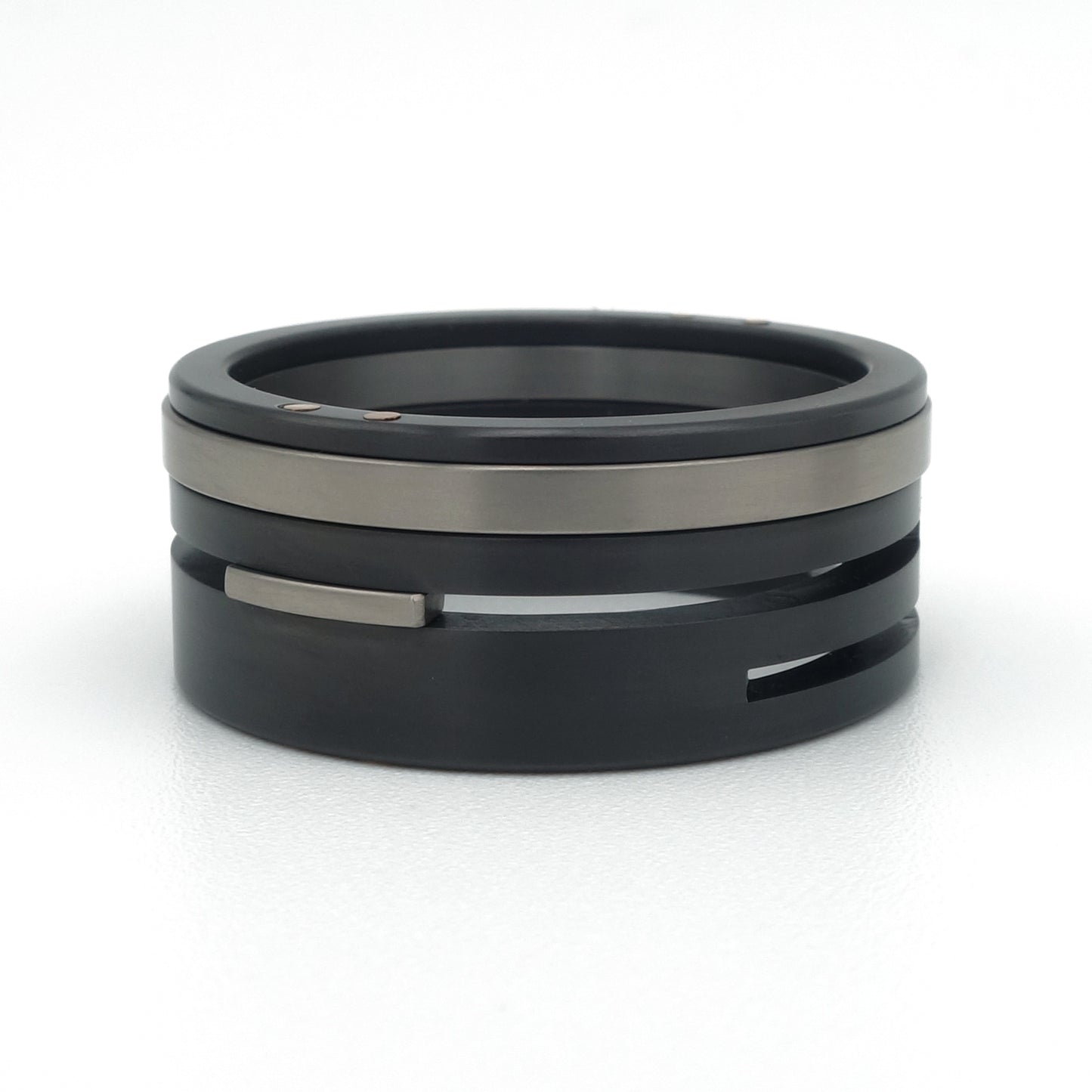 Stoere split level ring in zwart zirkonium met titanium