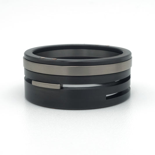 Stoere split level ring in zwart zirkonium met titanium