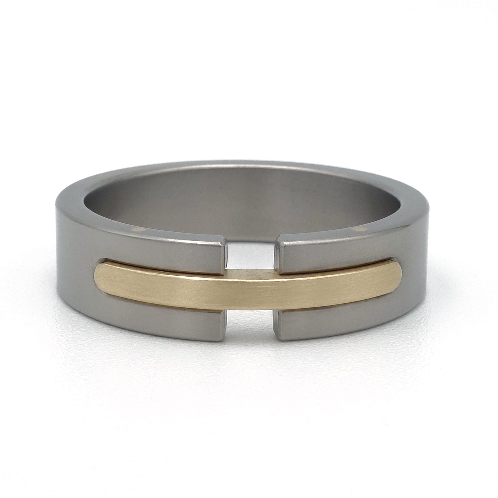 Titanium ring met 18-karaat geelgouden baan, ontwerp Sunrise van Metal Art Sieraden.