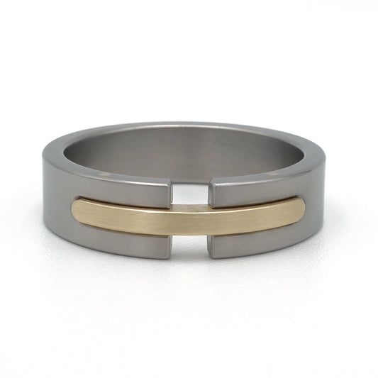 Titanium ring met 18-karaat geelgouden baan, ontwerp Sunrise van Metal Art Sieraden.