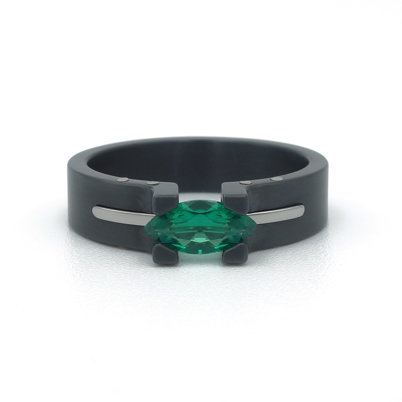 Zwarte zirkonium ring met glanzende edelstalen brug en marquise smaragd, ontwerp Sunrise Black van Metal Art Sieraden.