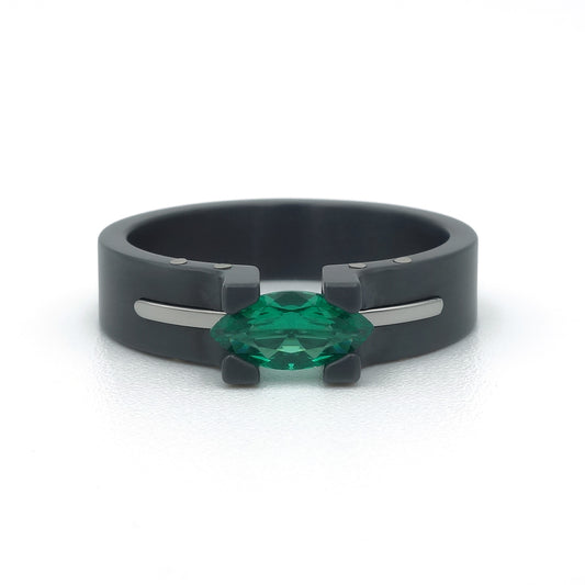 Zwarte zirkonium ring met glanzende edelstalen brug en marquise smaragd, ontwerp Sunrise Black van Metal Art Sieraden.