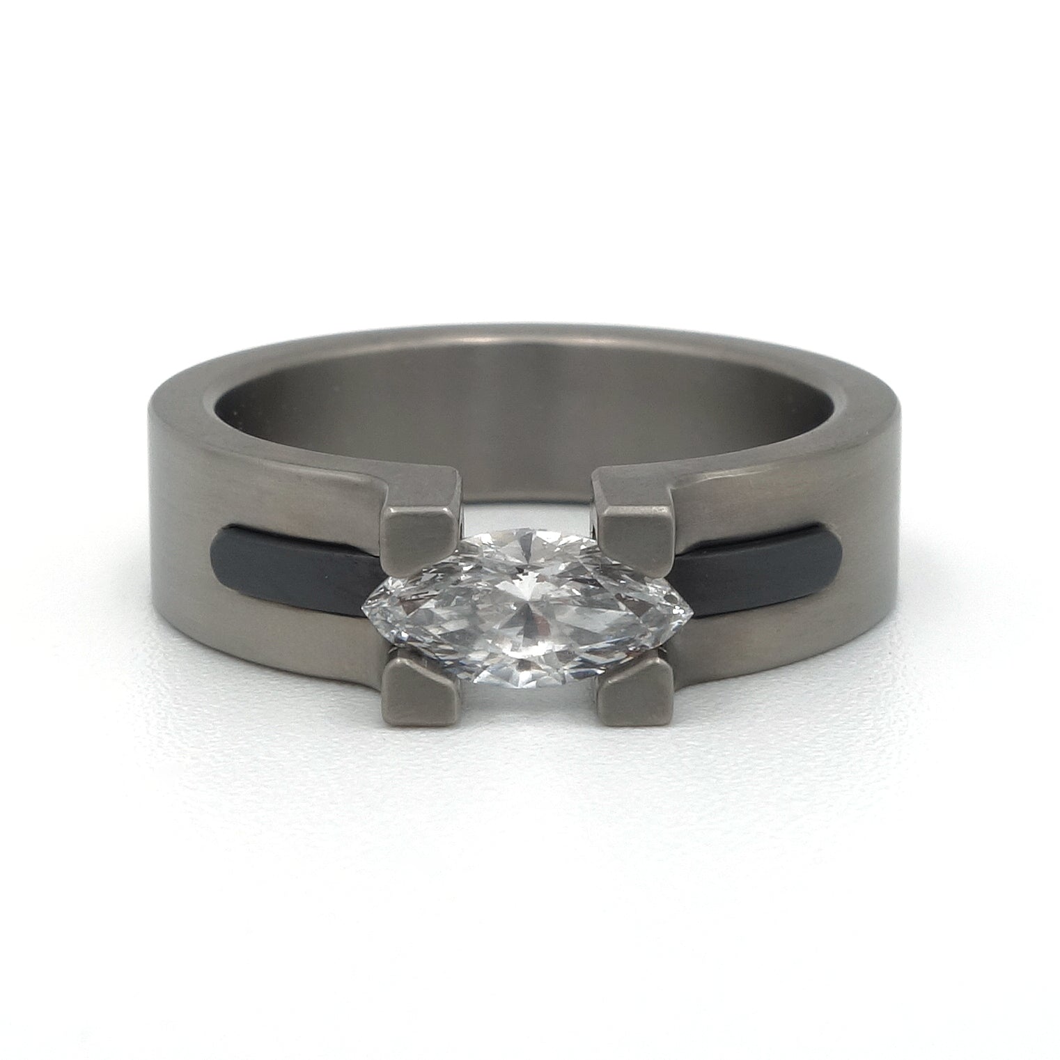 Titanium ring met zwart zirkonium baan en marquise diamant in optische zetting