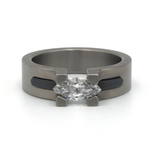 Titanium ring met zwart zirkonium baan en marquise diamant in optische zetting