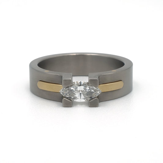 Damesring Sunrise van titanium en 18-karaat geelgoud met marquise diamant in optische spanzetting.