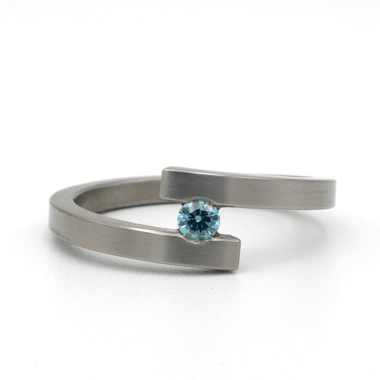 Titanium Helix-ring met een briljantgeslepen blauwe diamant van 0.10 ct in een optische spanzetting