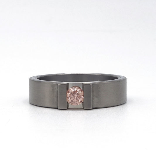 Solitaire Modern ring van titanium met glanzende edelstalen insteekringen en roze diamant van 0,25 ct.