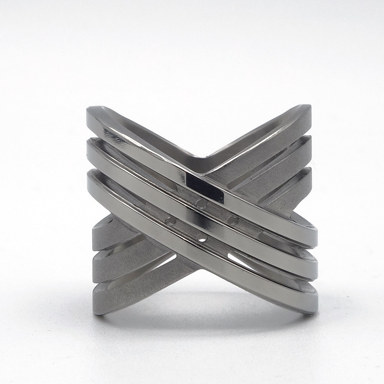 Lea III ring in titanium Grade 5 met gepolijste banen en mat gezandstraalde diepliggende lijnen.