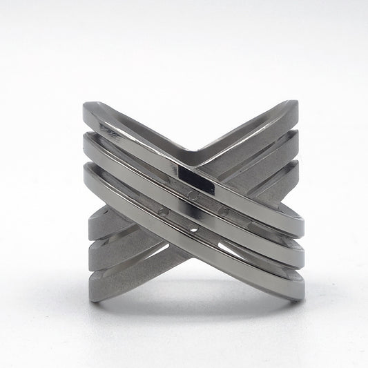 Lea III ring in titanium Grade 5 met gepolijste banen en mat gezandstraalde diepliggende lijnen.